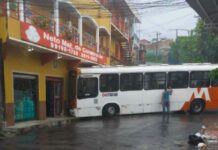 Ônibus perde o controle e invade loja de materiais de construção no bairro Petrópolis; Veja Vídeo