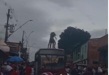 VÍDEO: Pessoas dançam em cima de ônibus e bloqueiam avenida em Manaus