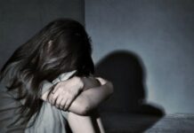 Mãe é presa por conivência após desenho de filha revelar abusos de padrasto