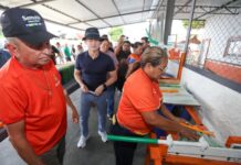 Prefeito David Almeida apresenta fábrica de vassouras ecológicas em operação na Semulsp como parte da política de economia circular de Manaus