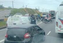 Acidente entre carro e moto deixa trânsito lento na Avenida das Torres, em Manaus