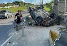 Motorista perde o controle após ser fechado por carro e capota na Avenida das Flores, em Manaus