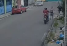 Criminoso em moto encurrala mulher e rouba celular na Zona Leste de Manaus; vídeo