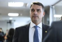 PF avalia pedido para investigar Flávio Bolsonaro após solicitação enviada por Lewandowski