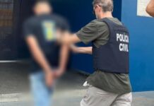 Jovem é presa após agredir companheira e rasgar roupas da vítima em via pública, em Manaus