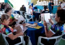 Prefeitura de Manaus entrega kits de livros para instituições de apoio à pessoa idosa