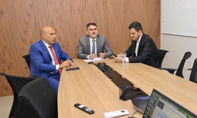 Prefeito-David-Almeida-destaca-participacao-estrategica-de-Manaus-em-conselho-nacional-sobre-a-Reforma-Tributaria-2-1024x683