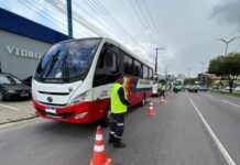 Operação da Prefeitura de Manaus aborda 33 veículos na zona Norte da capital