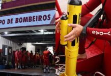 Bombeiros encontram terceira vítima de naufrágio e seguem buscas por desaparecidos