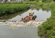Ecobarreira retira 40 toneladas de lixo do Rio Negro em apenas uma semana após instalação em Manaus