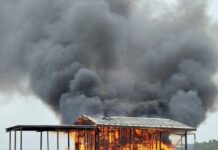 Incêndio atinge e destrói flutuante no Tarumã-Açu na zona Oeste de Manaus