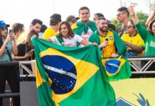 Débora Menezes lidera ato do ‘Acorda Amazonas’ e mobiliza público na Ponta Negra