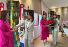 Presidente do Fundo Manaus Solidária, Vivi Lira, homenageia Yara Lins, presidente do TCE, com troféu “Mulheres que Inspiram”