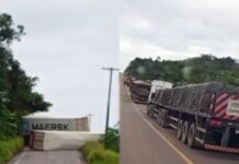 Duas carretas tombam na BR-174 e bloqueiam trânsito entre Manaus e Boa Vista