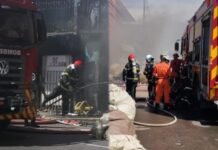 Fogo em galpão de reciclagem causa congestionamento na avenida Brasil