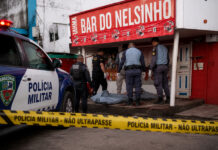 HOMEM É ENCONTRADO MORTO COM FACA CRAVADA NO PESCOÇO EM BAR NO INTERIOR DO AMAZONAS