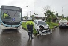 Colisão frontal entre ônibus e Ford Ka deixa feridos na Torquato Tapajós