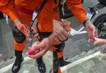 BOMBEIROS SALVAM CRIANÇA COM DEDO PRESO EM FRASCO DE PLÁSTICO EM MANAUS