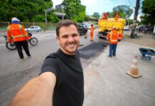 Em manhã de sol, prefeito Renato Junior fiscaliza operação ‘Tapa-Buracos’ na avenida André Araújo com uso de tecnologia para evitar ondulações na pista