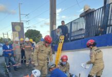 TRABALHADOR CAI DE POSTE DURANTE MANUTENÇÃO E É SOCORRIDO PELO CORPO DE BOMBEIROS EM MANAUS