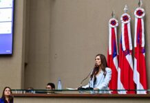 Débora Menezes defende homeschooling e reforça bandeira de proteção à família durante discurso na Aleam