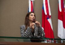 Deputada Débora Menezes cobra rigor contra crimes infantis e faz críticas à esquerda durante discurso na ALEAM