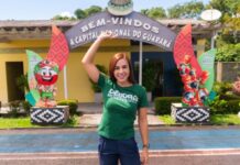 Débora Menezes visita usina de pau-rosa em Maués e reafirma compromisso com produtores do interior: ‘Esse mandato é um braço amigo de quem trabalha no campo’