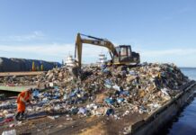 Prefeitura de Manaus realiza quinto transbordo do ano e retira mais de 400 toneladas de resíduos da orla e igarapés