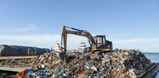 Prefeitura de Manaus realiza quinto transbordo do ano e retira mais de 400 toneladas de resíduos da orla e igarapés