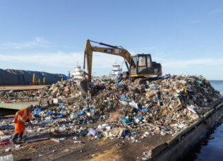 Prefeitura de Manaus realiza quinto transbordo do ano e retira mais de 400 toneladas de resíduos da orla e igarapés