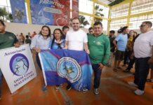 Em Parintins, Governador Roberto Cidade entrega 28 toneladas de alimentos arrecadados na Festa dos Visitantes