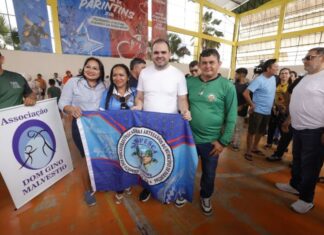 Em Parintins, Governador Roberto Cidade entrega 28 toneladas de alimentos arrecadados na Festa dos Visitantes