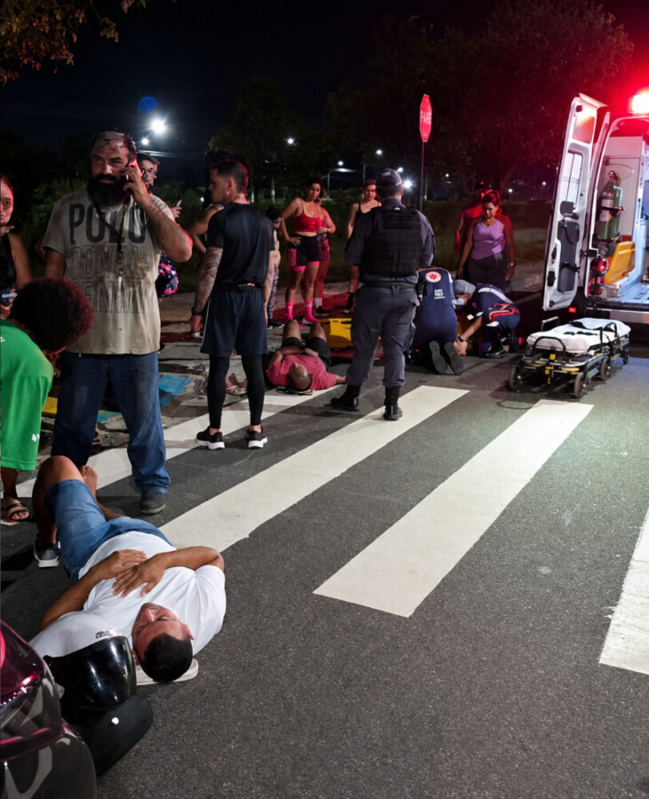 Acidente na Avenida das Torres com carro elétrico e motocicletas em Manaus.