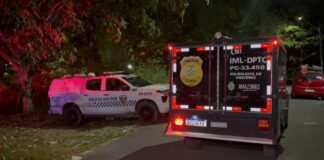 CORPO DE HOMEM É ENCONTRADO EM TERRENO BALDIO NO ALFREDO NASCIMENTO E OBJETOS INTRIGAM INVESTIGAÇÃO EM MANAUS Área isolada pela polícia após corpo ser encontrado em terreno baldio no bairro Alfredo Nascimento, zona norte de Manaus.
