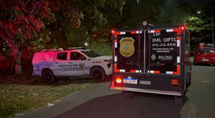 Corpo é encontrado em terreno baldio no bairro Alfredo Nascimento em Manaus. Área isolada pela polícia após corpo ser encontrado em terreno baldio no bairro Alfredo Nascimento, zona norte de Manaus.