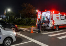 ACIDENTE ENVOLVENDO CARRO ELÉTRICO E DUAS MOTOCICLETAS DEIXA TRÊS FERIDOS NA AVENIDA DAS TORRES, EM MANAUS Acidente na Avenida das Torres com carro elétrico e motocicletas em Manaus.