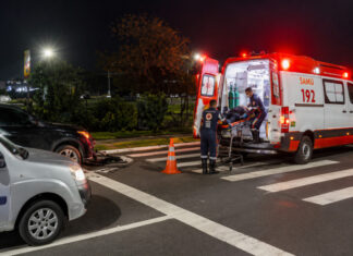 ACIDENTE ENVOLVENDO CARRO ELÉTRICO E DUAS MOTOCICLETAS DEIXA TRÊS FERIDOS NA AVENIDA DAS TORRES, EM MANAUS Acidente na Avenida das Torres com carro elétrico e motocicletas em Manaus.