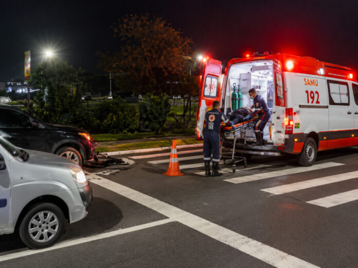 Acidente na Avenida das Torres com carro elétrico e motocicletas em Manaus.
