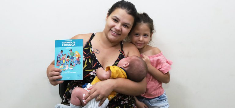 Criança recebe dose da vacina Pneumo 20 em unidade de saúde