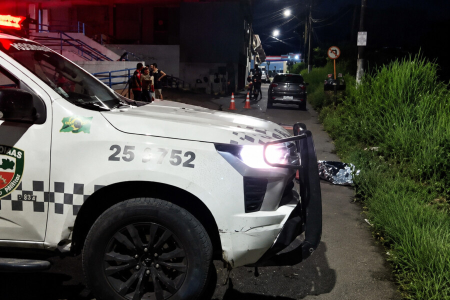 Movimentação de policiais e equipes de resgate após atropelamento que matou Merian Rodrigues de Freitas no bairro Santo Agostinho, em Manaus.