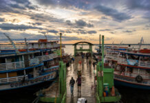 VÍDEO EXPÕE CAOS NO PORTO DE MANAUS E LEVANTA DEBATE SOBRE CUSTO DO TRANSPORTE PARA O INTERIOR Movimentação no Porto de Manaus durante críticas sobre infraestrutura e transporte fluvial.