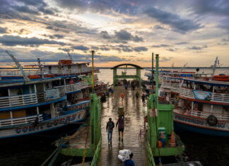 VÍDEO EXPÕE CAOS NO PORTO DE MANAUS E LEVANTA DEBATE SOBRE CUSTO DO TRANSPORTE PARA O INTERIOR Movimentação no Porto de Manaus durante críticas sobre infraestrutura e transporte fluvial.