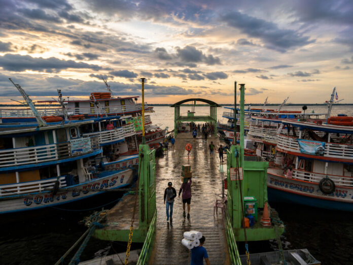 Movimentação no Porto de Manaus durante críticas sobre infraestrutura e transporte fluvial.