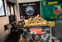 CÃO POLICIAL ENCONTRA 37 QUILOS DE SKUNK ESCONDIDOS EM SACAS DE FARINHA NO AMAZONAS Apreensão de skunk no Amazonas realizada pela Base Fluvial Arpão 2