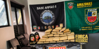 CÃO POLICIAL ENCONTRA 37 QUILOS DE SKUNK ESCONDIDOS EM SACAS DE FARINHA NO AMAZONAS Apreensão de skunk no Amazonas realizada pela Base Fluvial Arpão 2