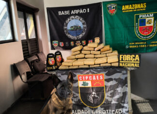 CÃO POLICIAL ENCONTRA 37 QUILOS DE SKUNK ESCONDIDOS EM SACAS DE FARINHA NO AMAZONAS Apreensão de skunk no Amazonas realizada pela Base Fluvial Arpão 2