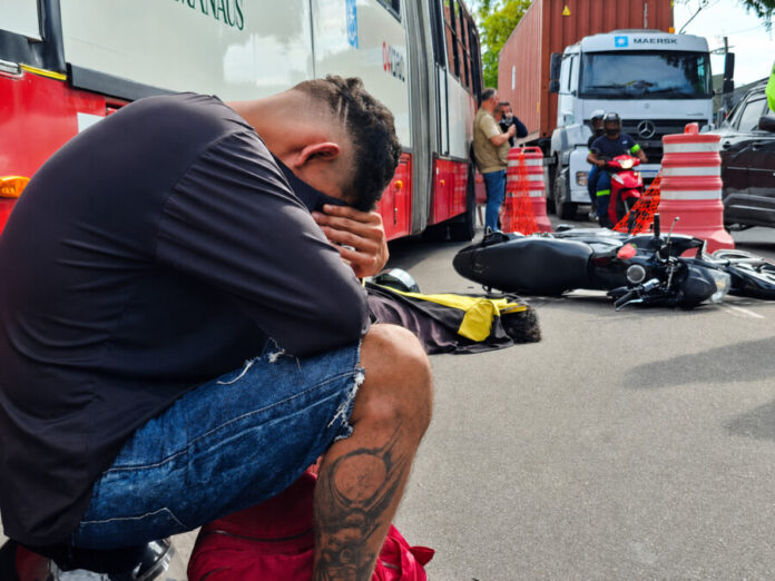 Motociclista morre em acidente com ônibus na Avenida Cosme Ferreira