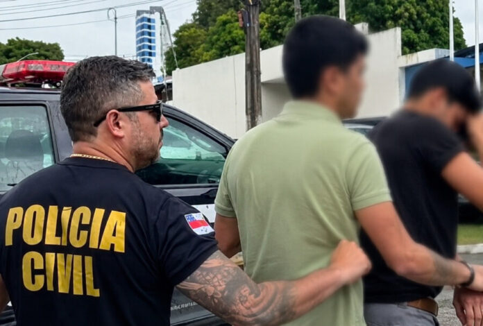 Policiais durante a Operação Tormenta em Manaus.