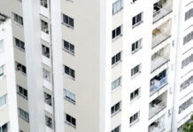 CRIANÇA COM AUTISMO MORRE APÓS CAIR DO QUINTO ANDAR DE PRÉDIO NO PARQUE 10 Criança cai de prédio no bairro Parque 10, em Manaus.