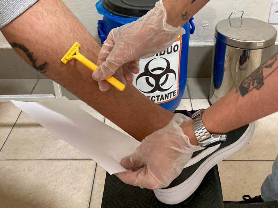 Candidato realiza procedimento para obtenção da primeira CNH com exigência de exame toxicológico.